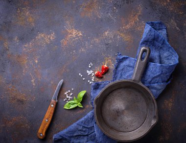 Otlar ve baharatlar ile kızarmış tavada boş dökme demir