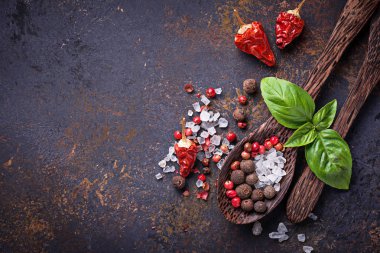 Tahta kaşık tuz ve biber ile.