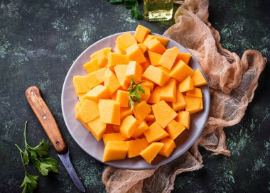 Beton zemin üzerine ham doğranmış kabak