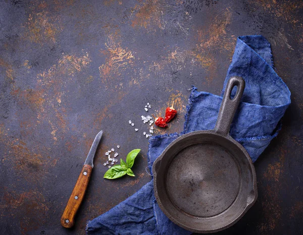 Otlar ve baharatlar ile kızarmış tavada boş dökme demir