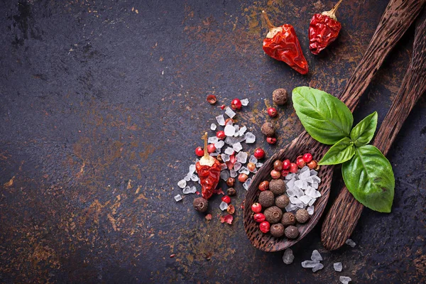 Tahta kaşık tuz ve biber ile.