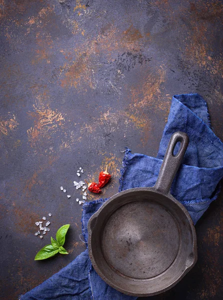 Otlar ve baharatlar ile kızarmış tavada boş dökme demir