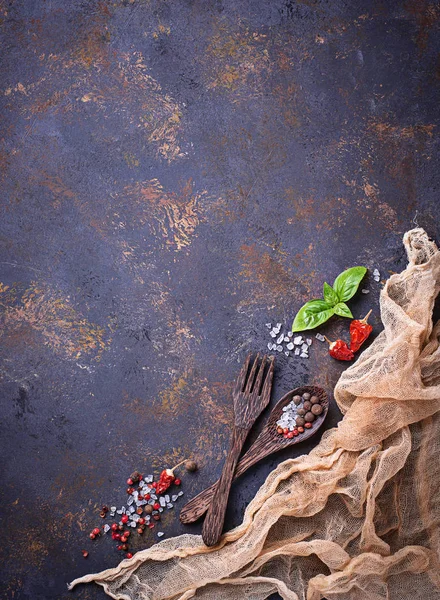 Çatal ve kaşık otlar ve baharatlar ile.