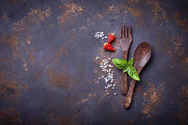 Çatal ve kaşık otlar ve baharatlar ile.