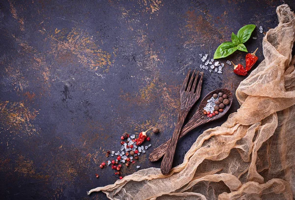 Çatal ve kaşık otlar ve baharatlar ile.