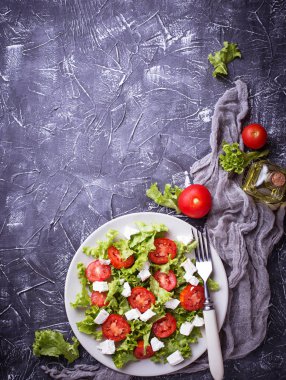 Sağlıklı salata domates ve beyaz peynir ile