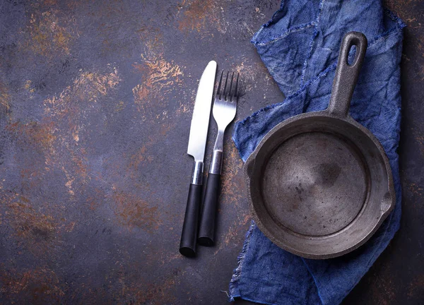 Sartén vacía de hierro fundido con cubiertos — Foto de Stock