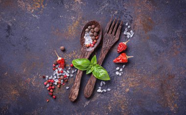 Çatal ve kaşık otlar ve baharatlar ile.