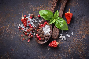 Tahta kaşık tuz ve biber ile.