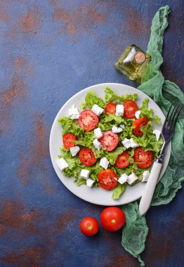 Sağlıklı salata domates ve beyaz peynir ile