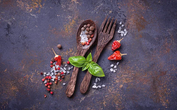 Çatal ve kaşık otlar ve baharatlar ile.