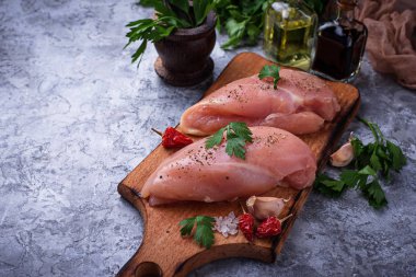 Çiğ tavuk göğsü veya fileto