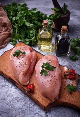 Çiğ tavuk göğsü veya fileto