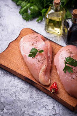 Çiğ tavuk göğsü veya fileto