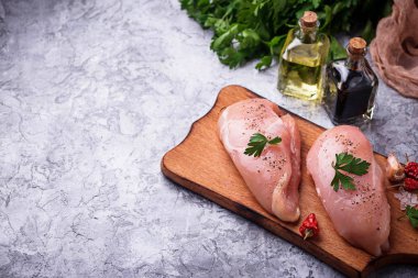 Çiğ tavuk göğsü veya fileto