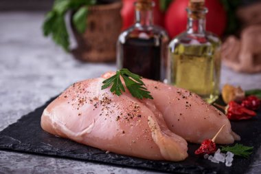 Çiğ tavuk göğsü veya fileto