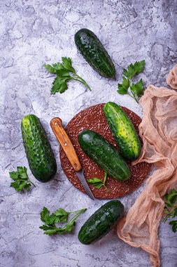 Beton zemin üzerine taze salatalık