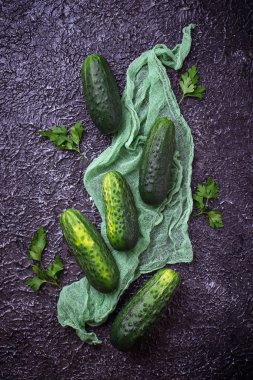 Beton zemin üzerine taze salatalık