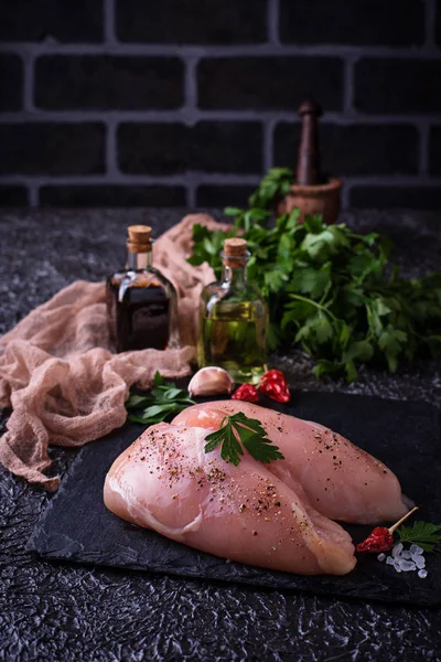 Çiğ tavuk göğsü veya fileto