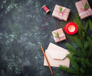 Noel arka plan. Hediye kutuları, mektup ve mum