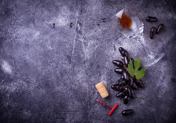 Trauben, Rotwein, Glas, Korkenzieher und Kork — Stockfoto