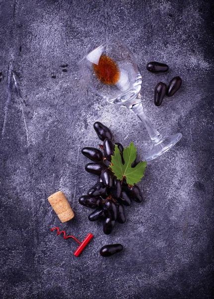 Raisins, vin rouge, verre, tire-bouchons et liège — Photo