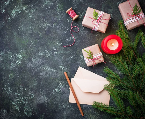 Noel arka plan. Hediye kutuları, mektup ve mum