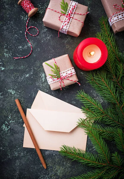 Noel arka plan. Hediye kutuları, mektup ve mum