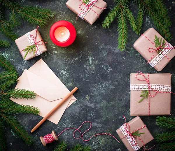 Noel arka plan. Hediye kutuları, mektup ve mum