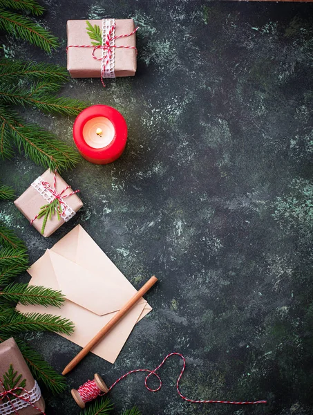 Noel arka plan. Hediye kutuları, mektup ve mum