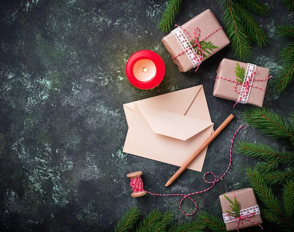 Noel arka plan. Hediye kutuları, mektup ve mum
