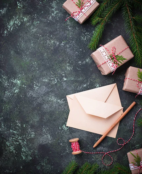 Noel arka plan. Hediye kutuları, mektup ve mum — Stok fotoğraf