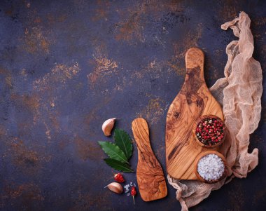 Otlar ve baharatlar ile kesme tahtası.