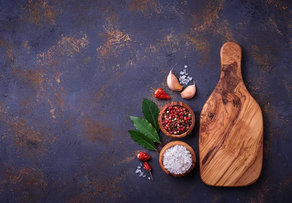 Otlar ve baharatlar ile kesme tahtası.