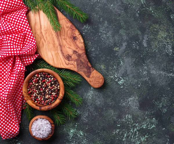 Fondo de cocina navideña con tabla de cortar y especias — Foto de Stock