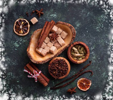 Yeşil zemin üzerine geleneksel Noel baharat.