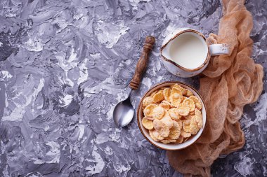 Mısır pul ve süt. Sağlıklı kahvaltı