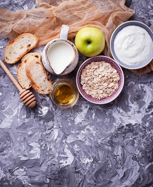オーツ麦、牛乳、ヨーグルト、パン、リンゴ. — ストック写真