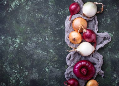 Soğan yeşil zemin üzerine çeşitli türü.