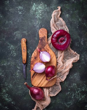 Yeşil zemin üzerine kırmızı soğan.