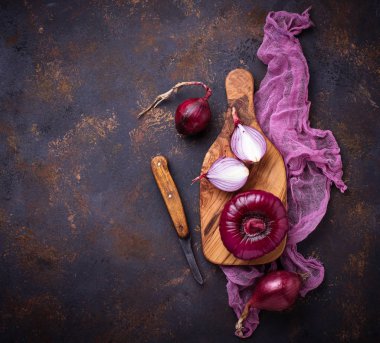 Eski paslı arka plan üzerinde kırmızı soğan.