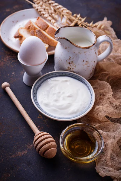 Iogurte, ovo cozido, leite e mel . — Fotografia de Stock