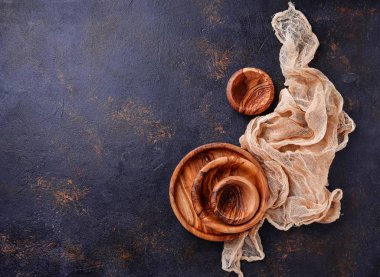 Boş ahşap plaka ve paslı arka plan üzerinde kaseler