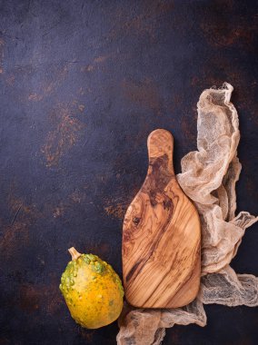 Eski paslı arka plan üzerinde boş ahşap kesme tahtası