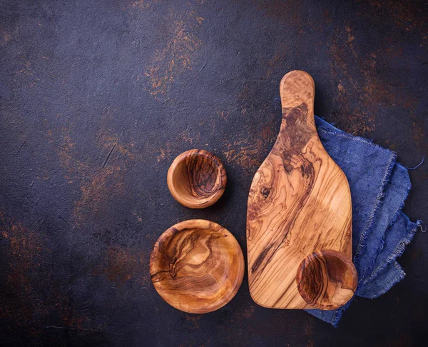 Planche à découper en bois vide et bols sur fond rouillé — Photo