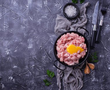 baharat ve çiğ yumurta sarısı ile kıyılmış et