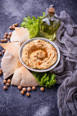 Humus ve pita ekmeği