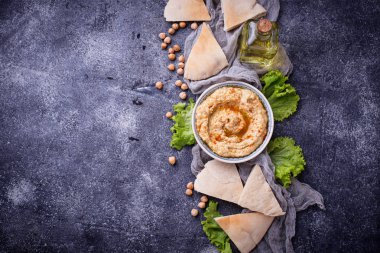 Humus ve pita ekmeği