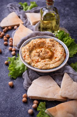 Humus ve pita ekmeği