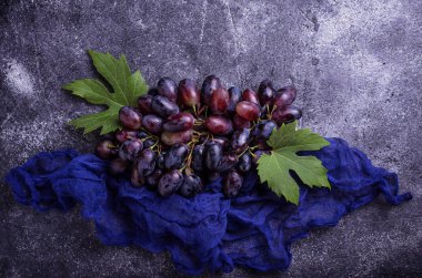 Beton zemin üzerine mor üzüm demet